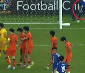 足球赔率-细节做到了极致！日本队主罚点球前：疑似偷看李昊点球笔记|中国队|日本足球|刘浩帆|U23亚洲杯|佐藤龙之介_新浪体育_新浪新闻